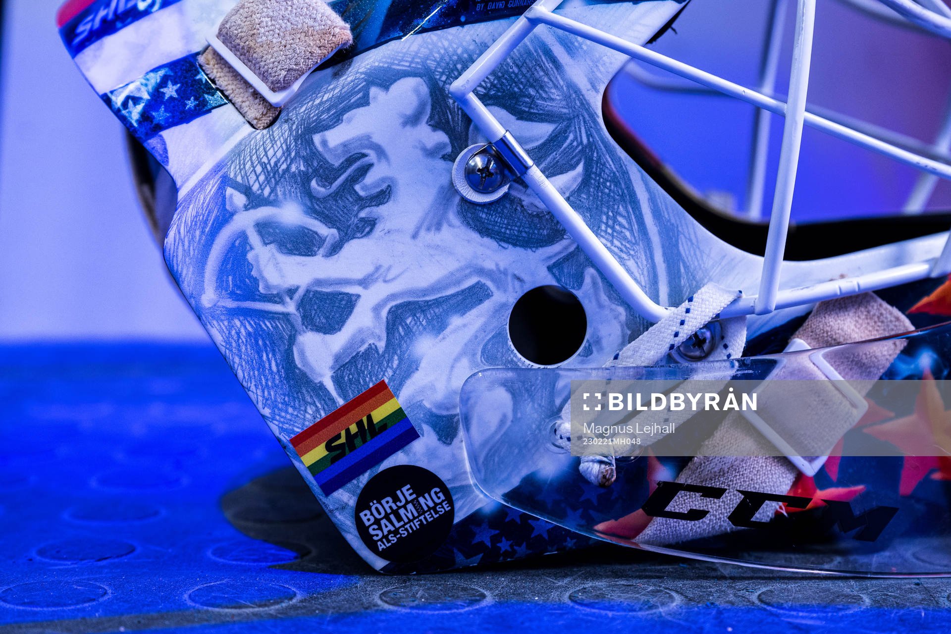 målvaktshjälm med prideflagga och börje samling sticker