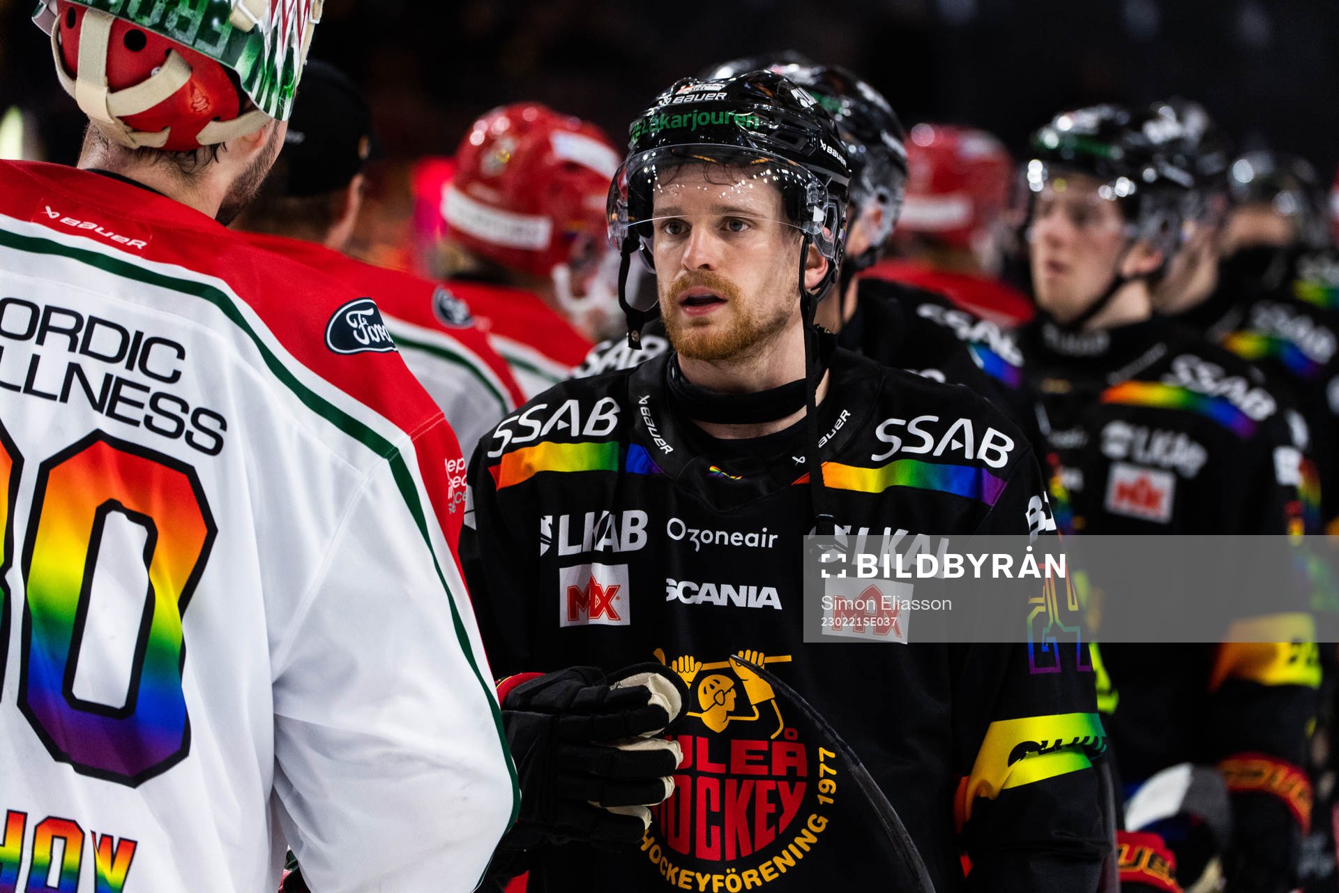Luleås Brendan Shinnimin tackar Frölundas spelare