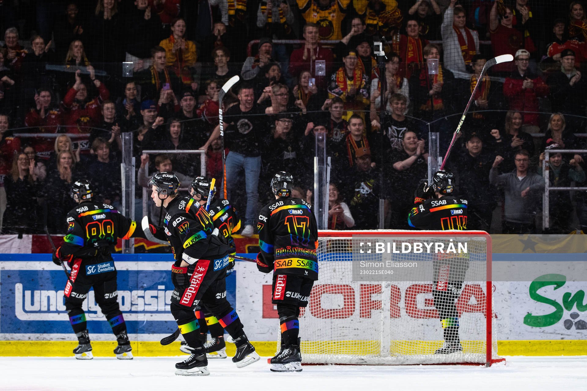 Luleås spelare jublar och tackar supportrarna