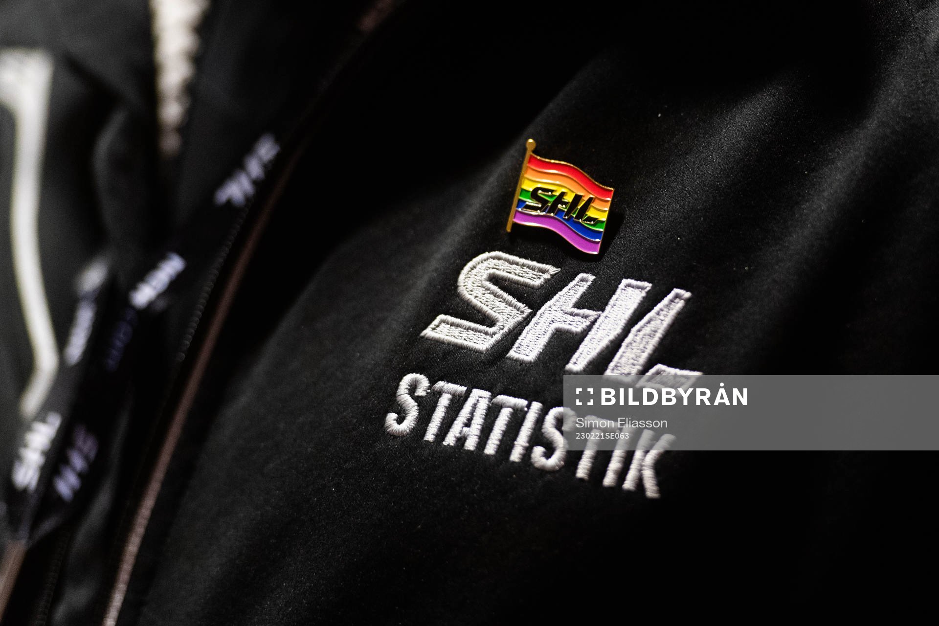 SHL Prideweek pin på SHL-företrädares tröja