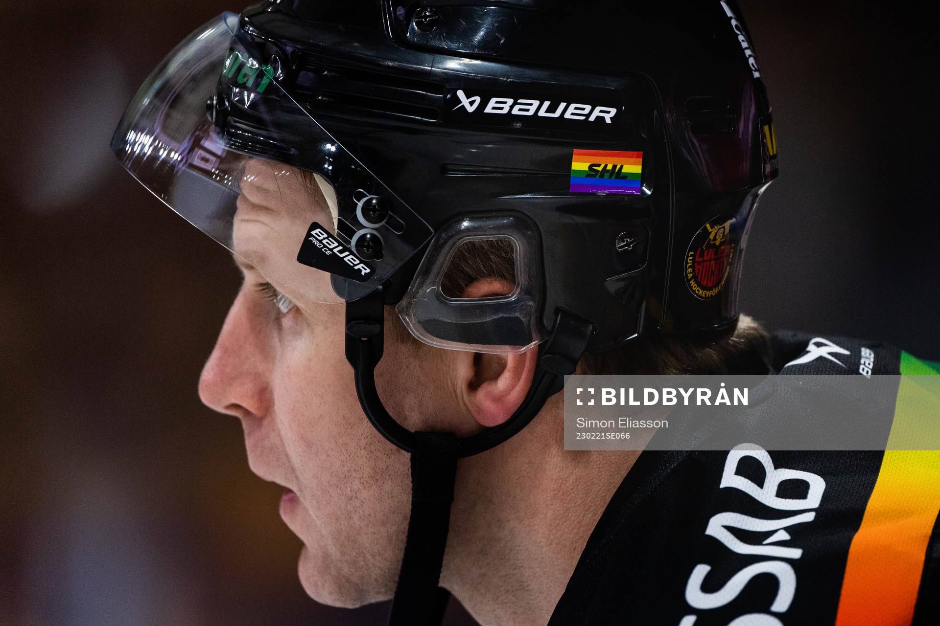 SHL Prideweek klistermärke på Luleås Leo Komarovs hjälm