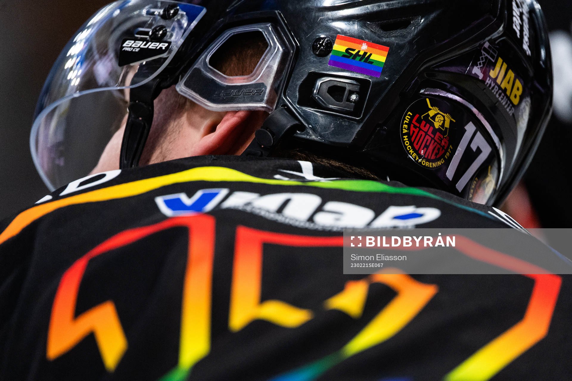 SHL prideweek klistermärke på en Luleåspelares hjälm