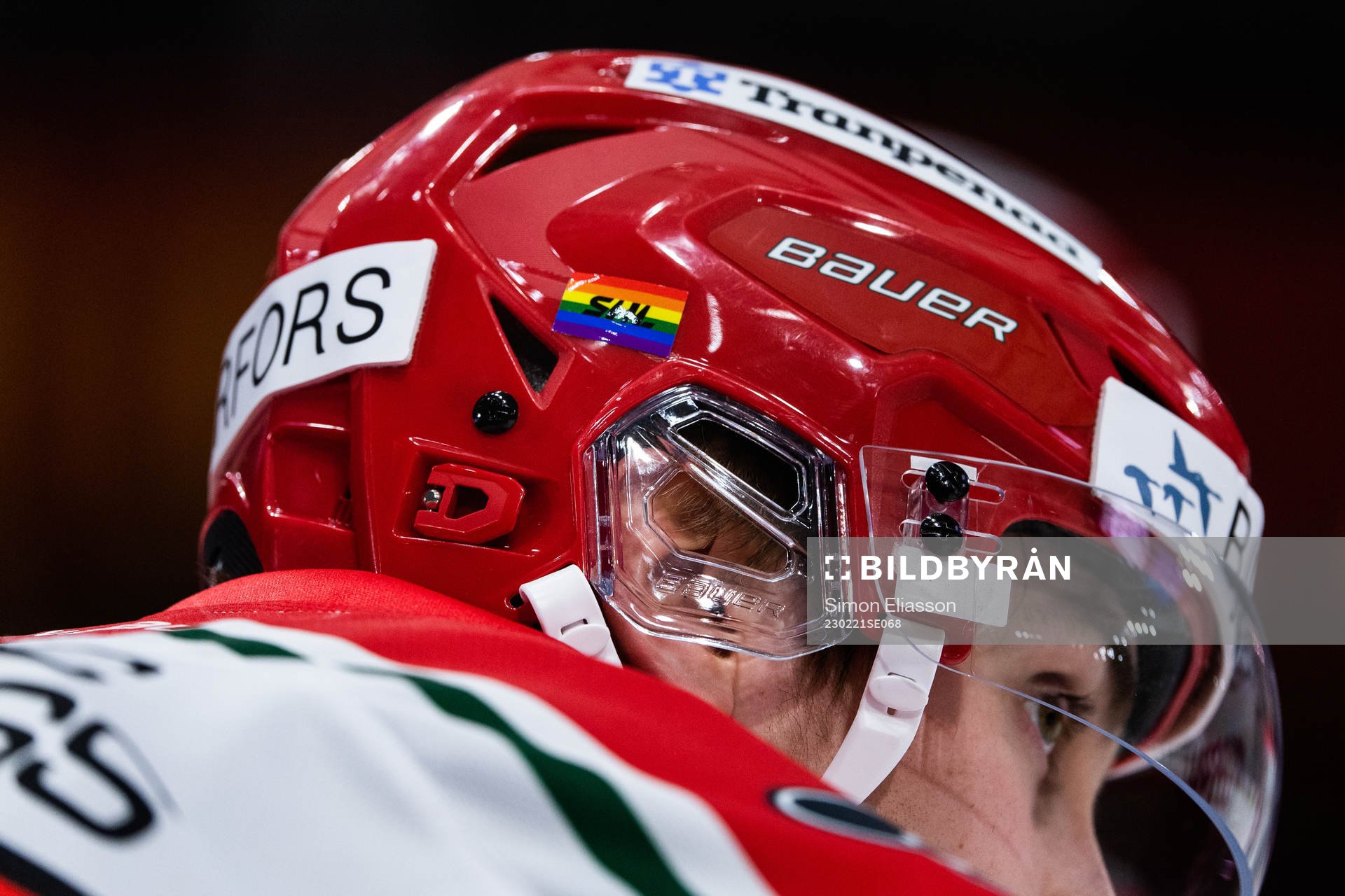 SHL prideweek-klistermärke på en Frölundaspelares hjälm
