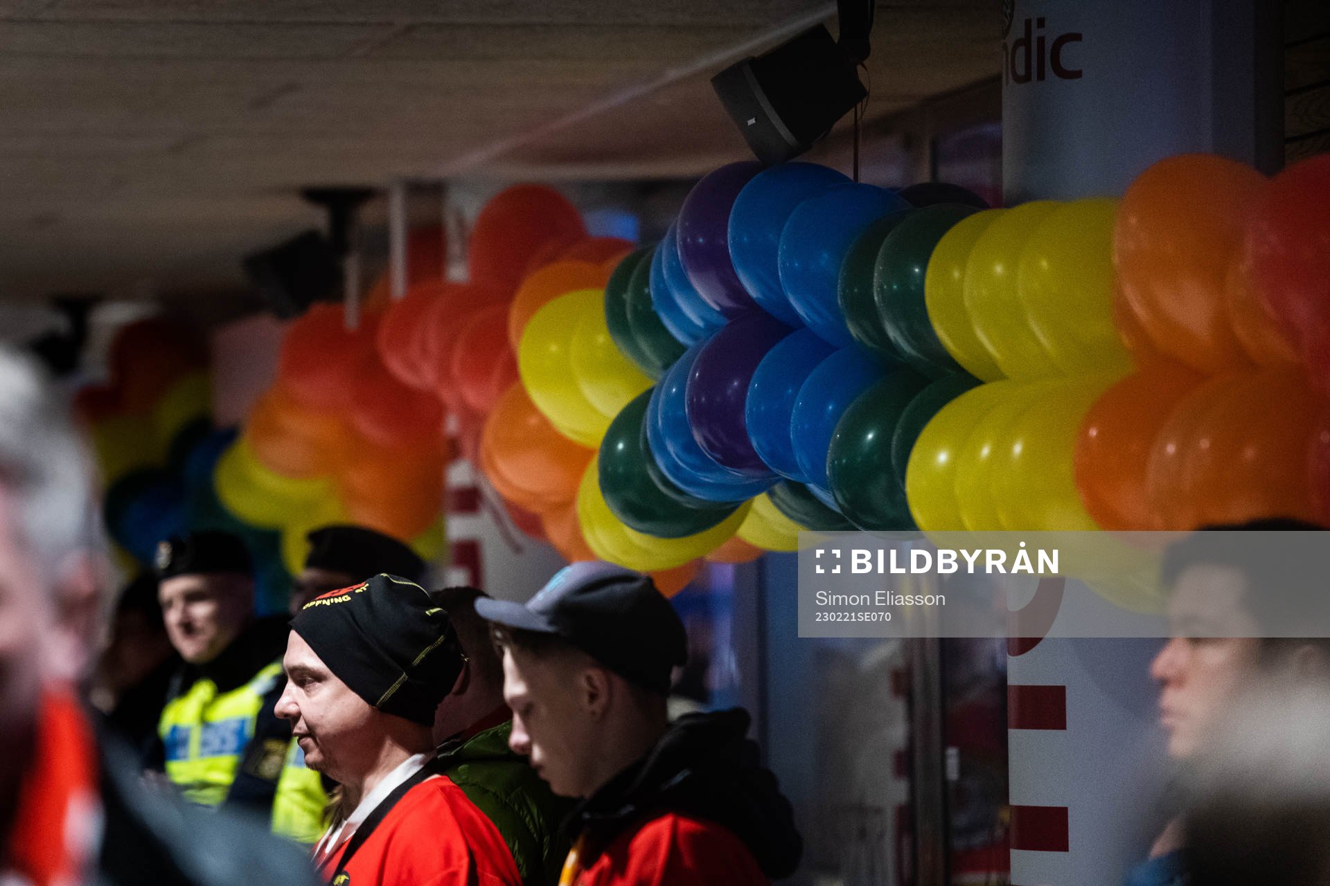 Coop Norrbotten Arena dekorerat med ballonger i regnbågens