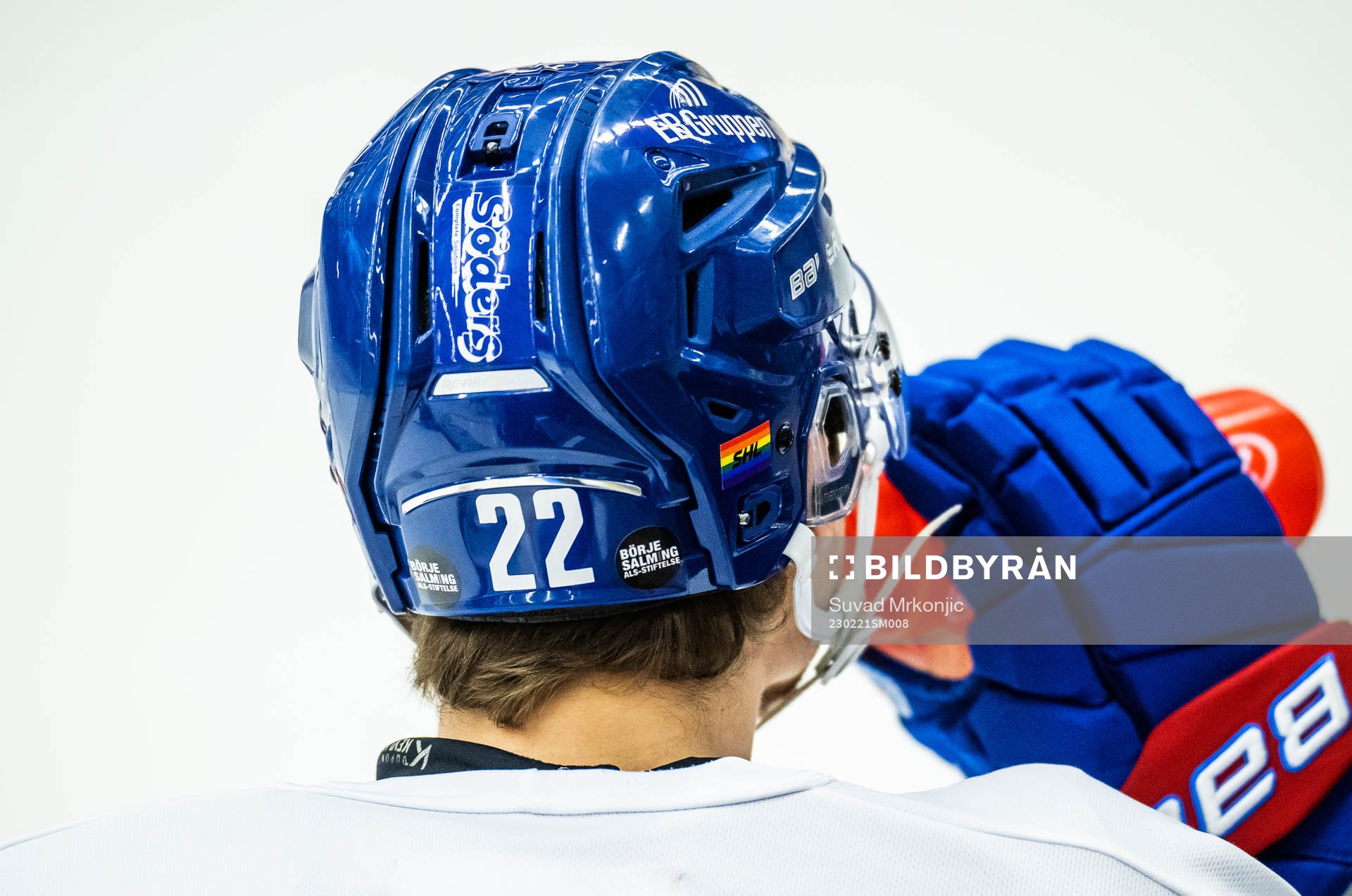 Leksands Tobias Ekberg med prideflagga på hjälmen