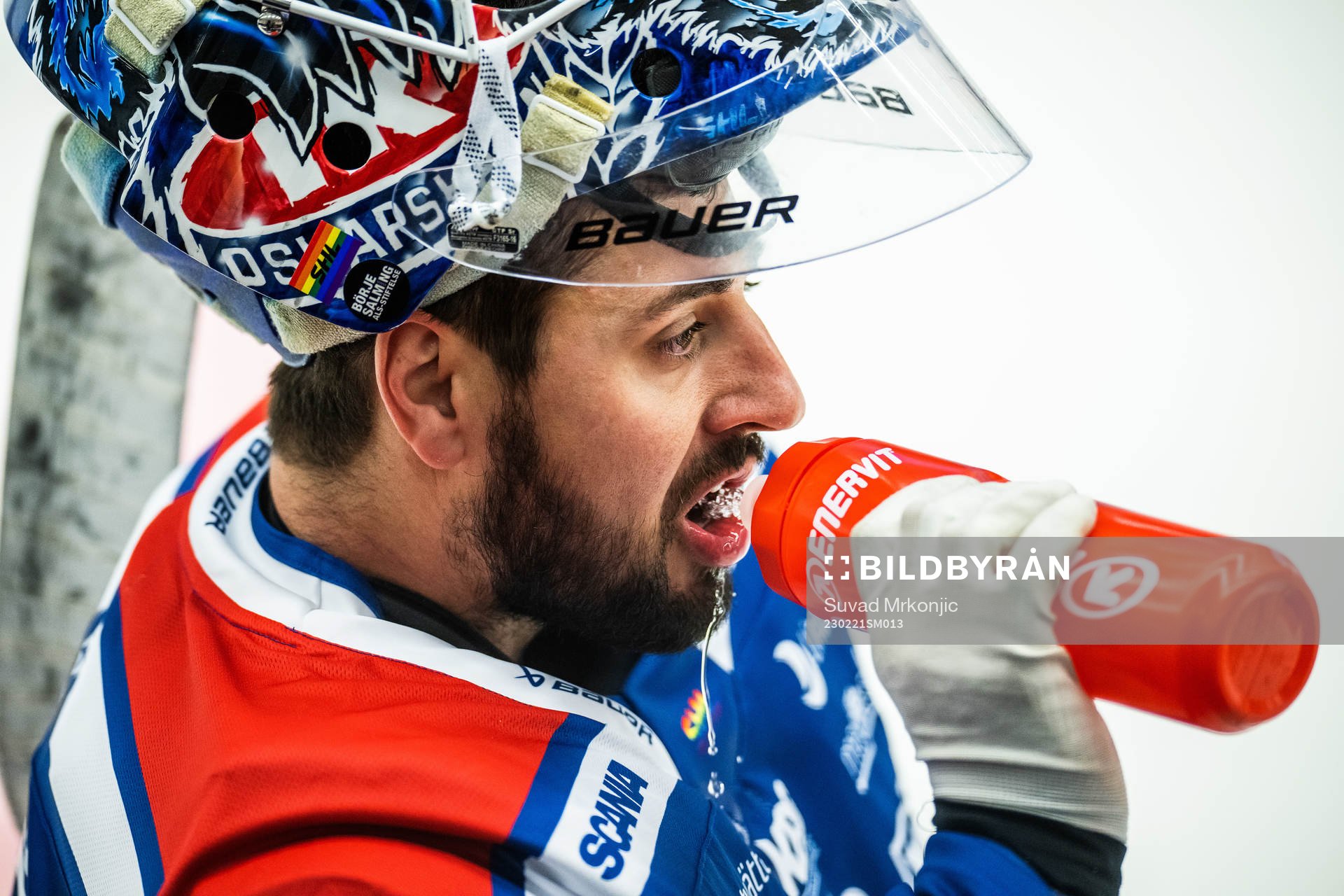 Oskarshamns målvakt Joe Cannata med prideflaggan på