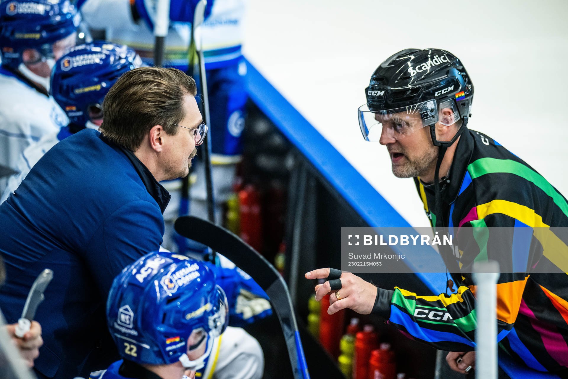 Leksands tränare Björn Hellkvist samtalar med Domare