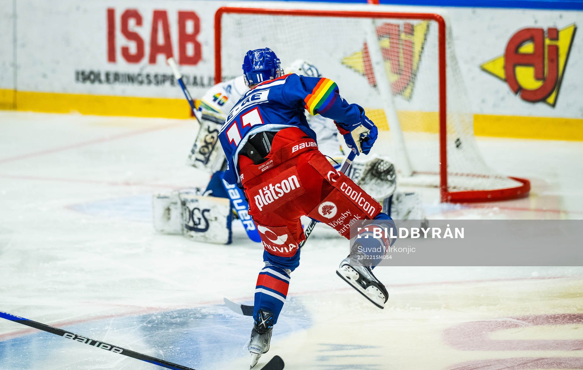 Oskarshamns Antti Suomela gör 1-0 bakom Leksands målvakt