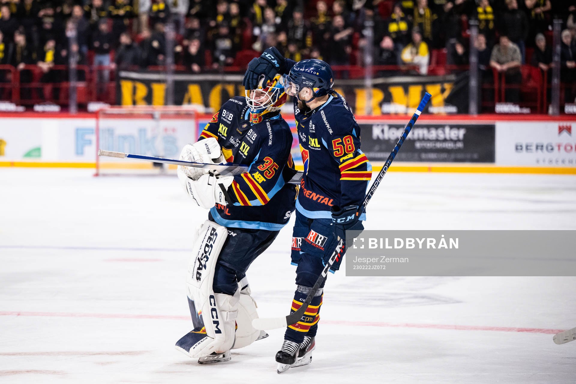 Djurgårdens målvakt Carl Lindbom jublar