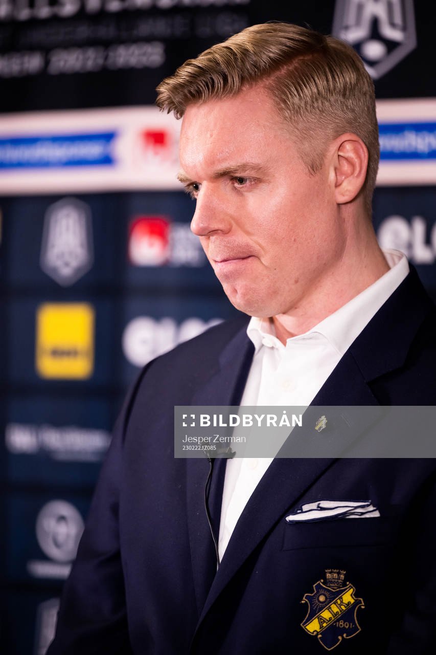 AIKs tränare Anton Blomqvist på presskonferensen
