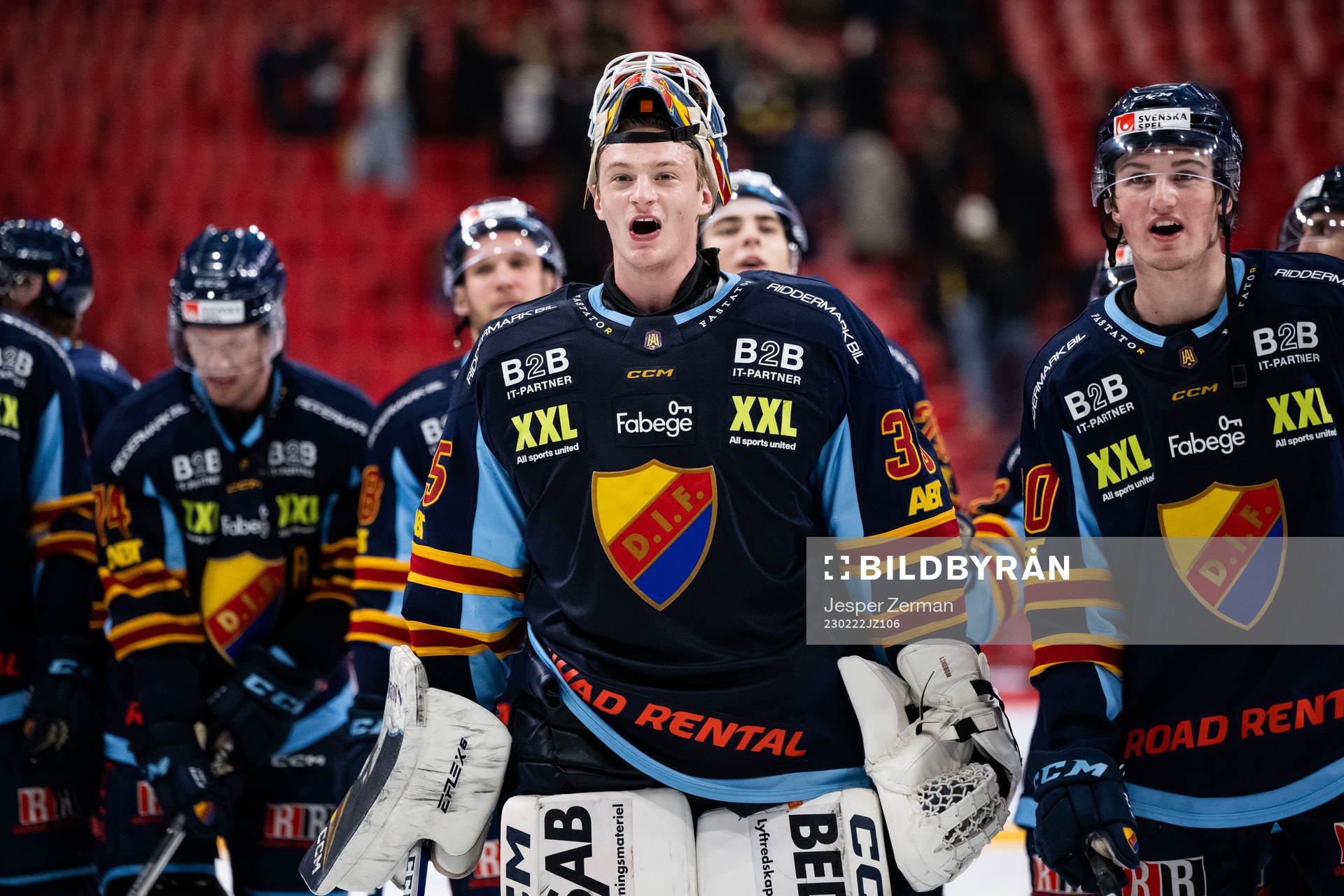 Djurgårdens målvakt Carl Lindbom jublar