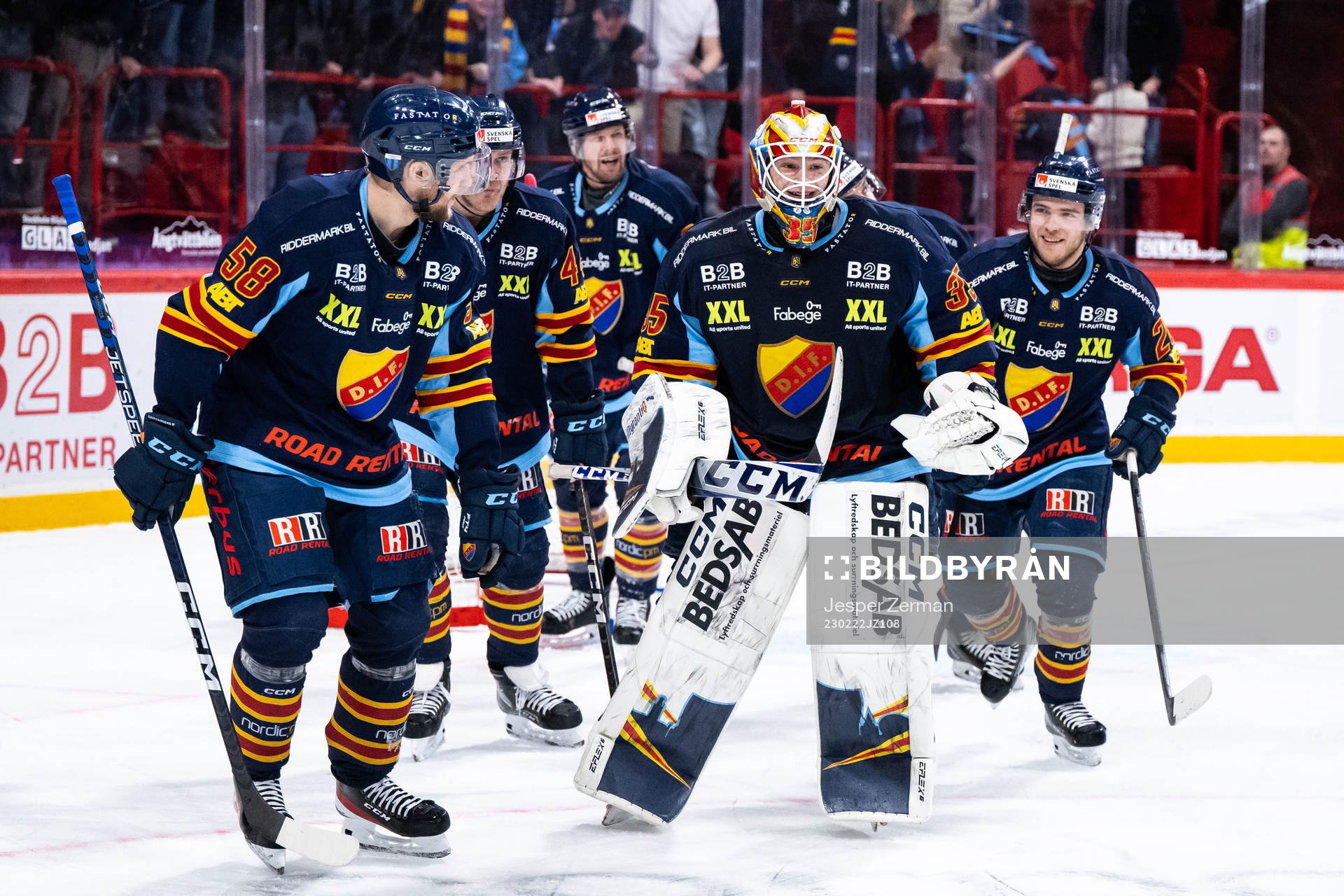 Djurgårdens målvakt Carl Lindbom jublar med lagkamrater