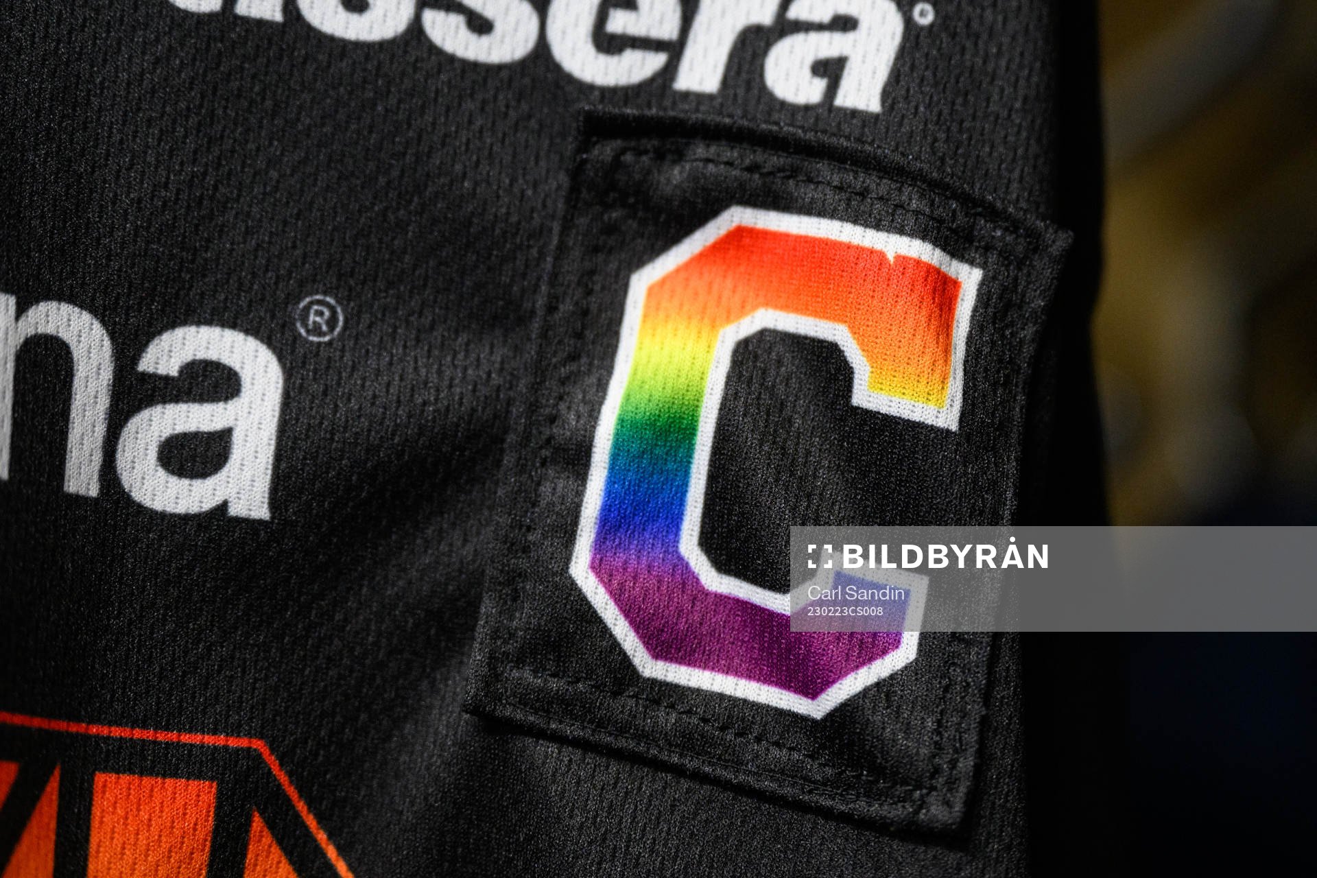 Matchtröja med regnbågsfärgat kaptensmärke i