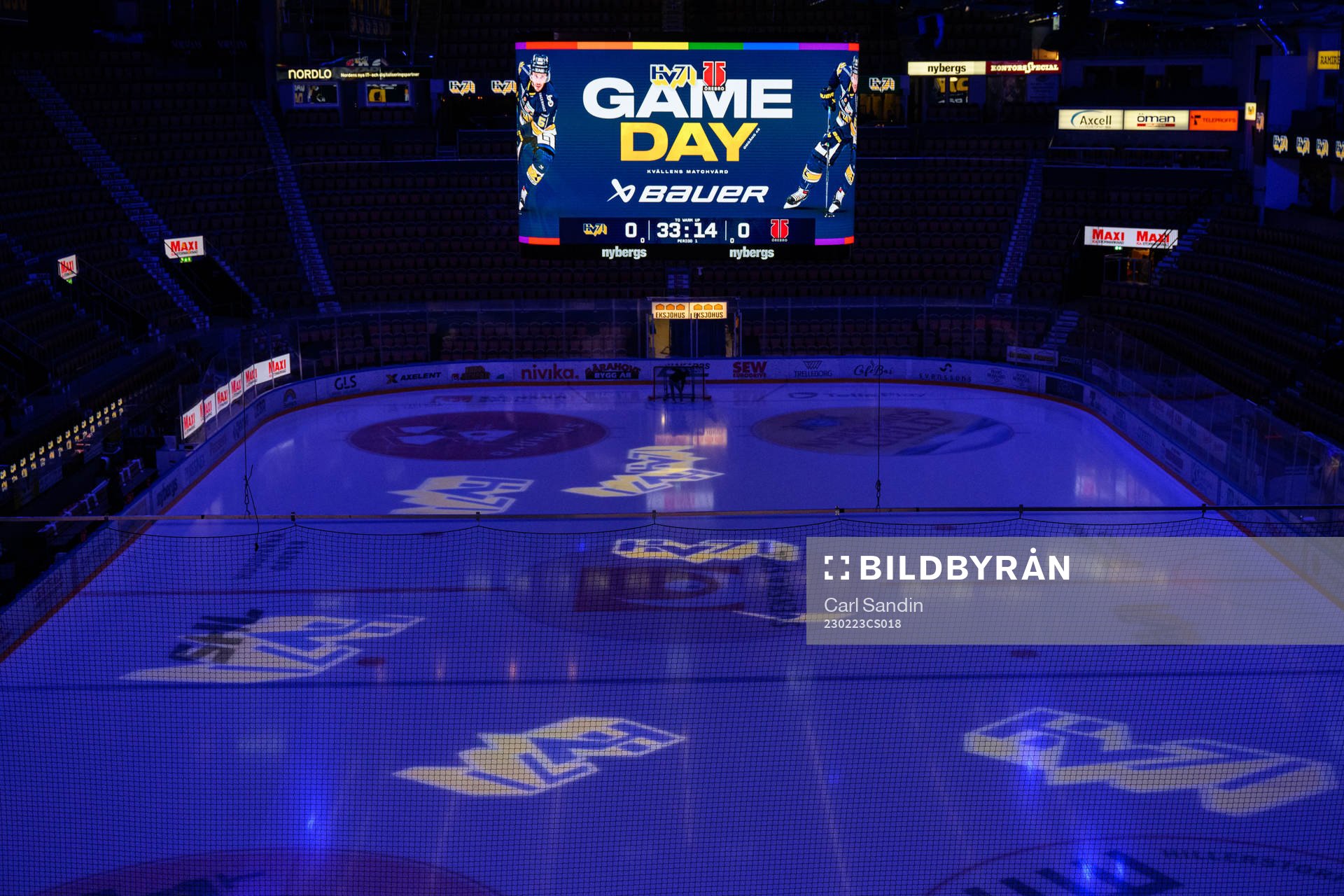 Mediakub över isen innan ishockeymatchen i SHL mellan HV71