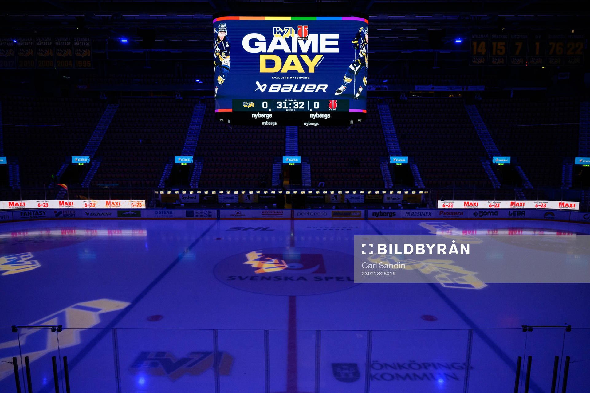 Mediakub över isen innan ishockeymatchen i SHL mellan HV71