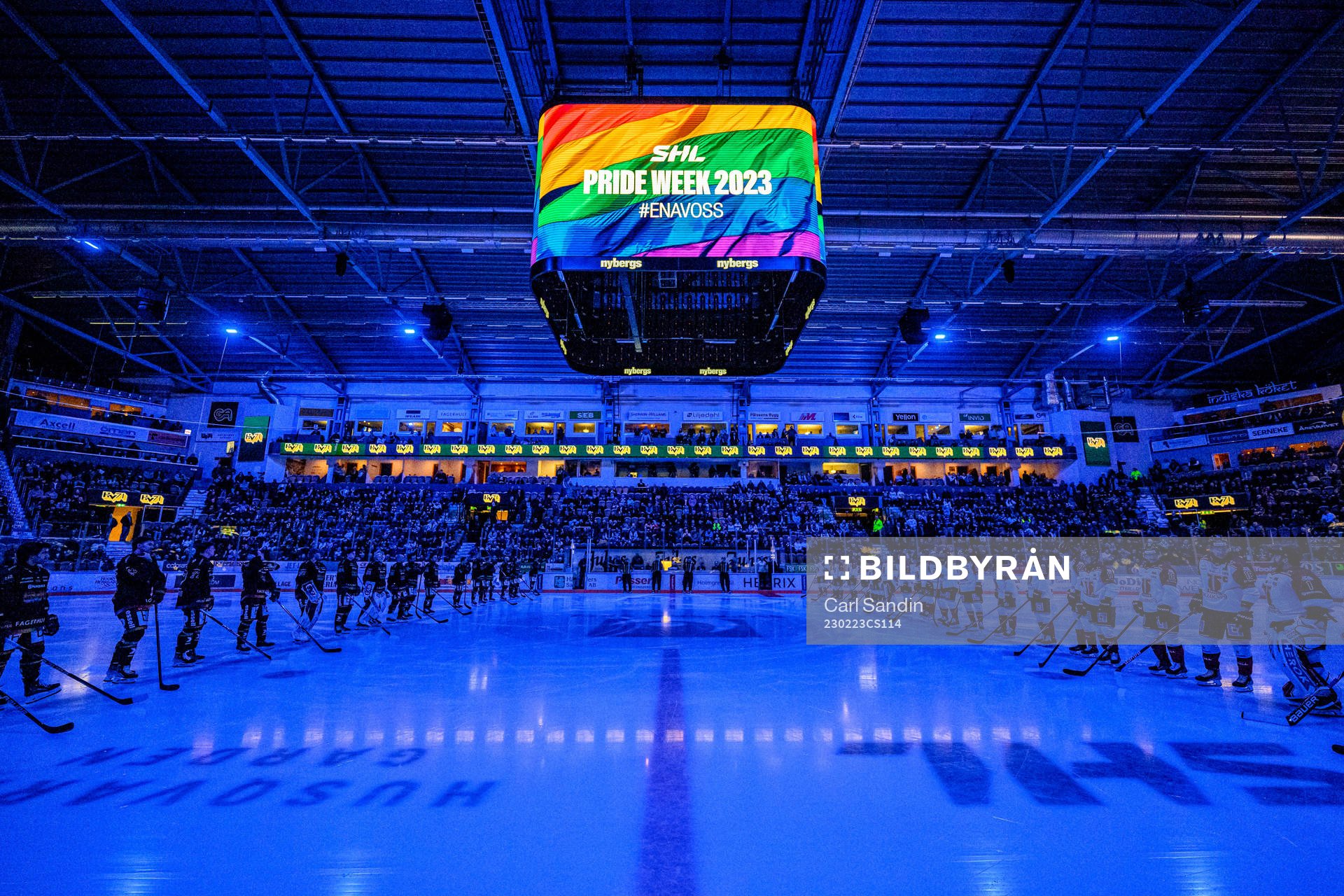 Prideflagga på mediakuben vid lineup innan ishockeymatchen