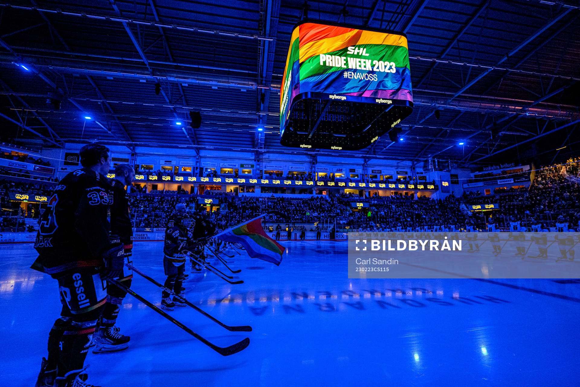 Prideflagga på mediakuben vid lineup innan ishockeymatchen