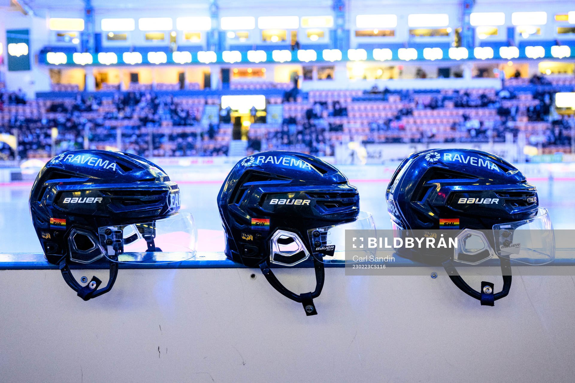 Prideflaggor på hjälmar innan ishockeymatchen i SHL