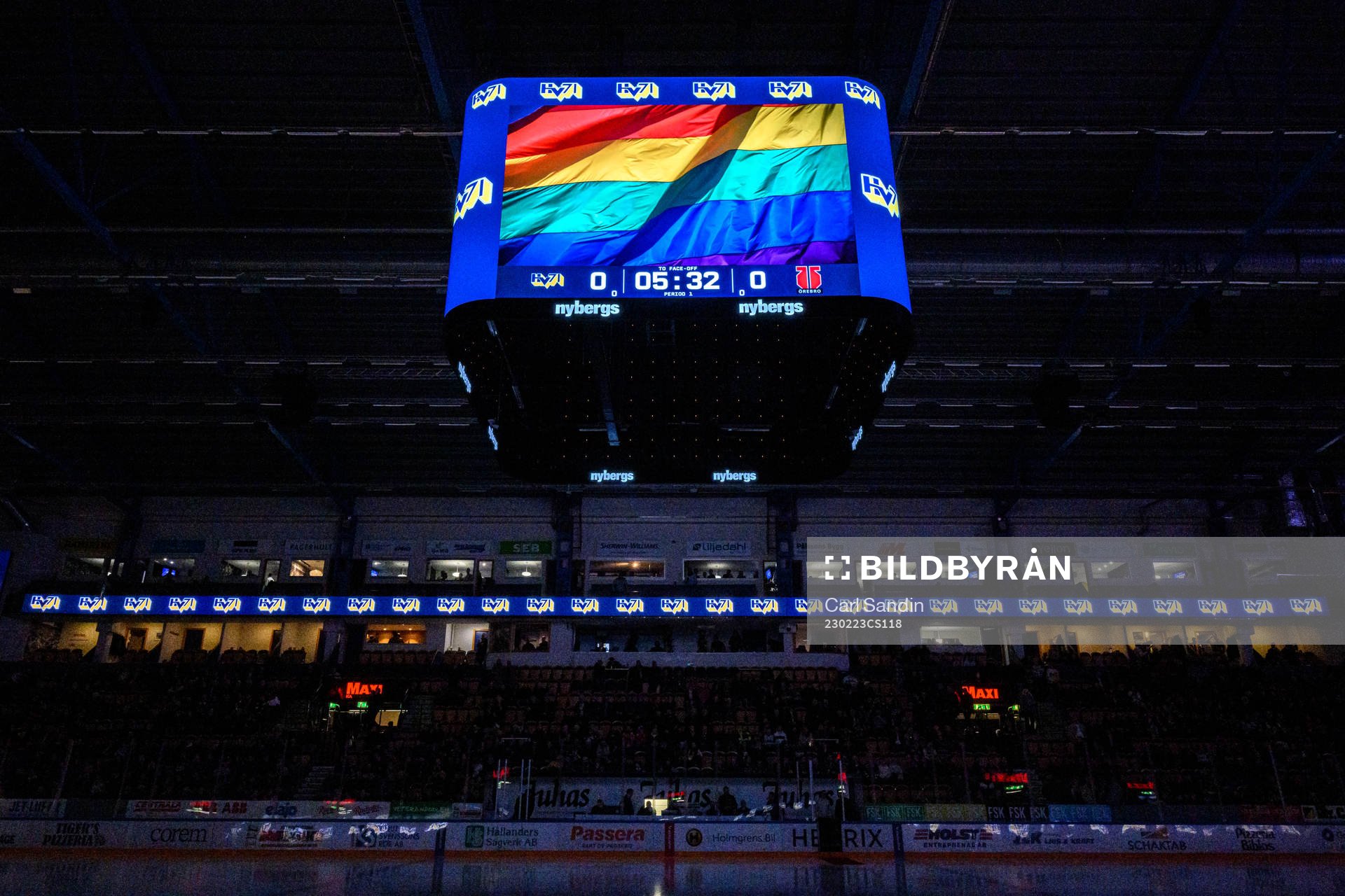 Prideflagga på mediakuben innan ishockeymatchen i SHL