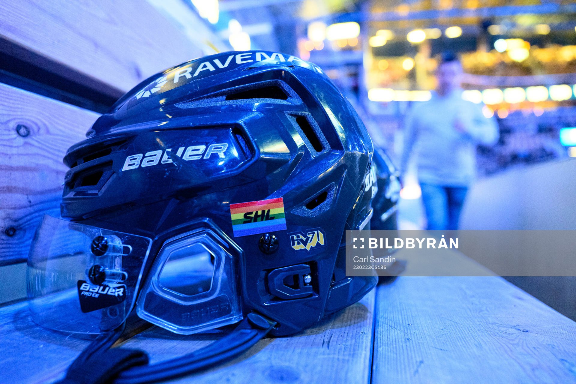 En hjälm med prideflagga innan ishockeymatchen i SHL