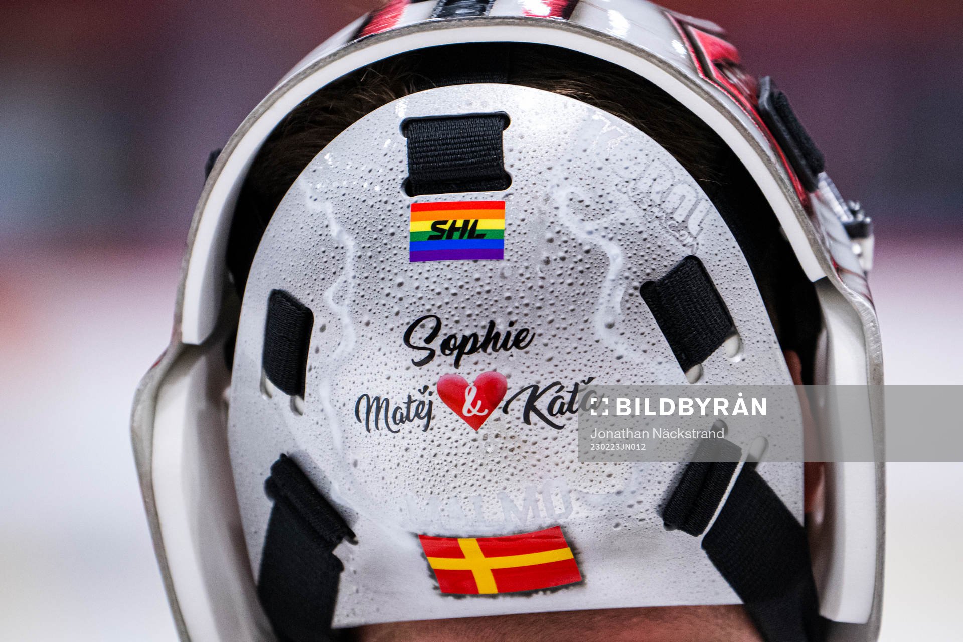 Hjälm med regnbågsfärgad SHL-logo tillhörande Malmö