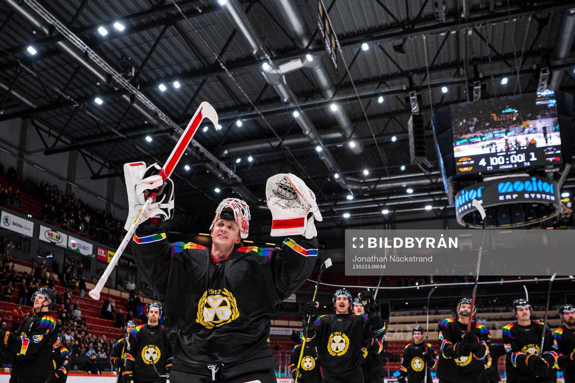 Brynäs målvakt Jussi Olkinuora jublar med lagkamrater
