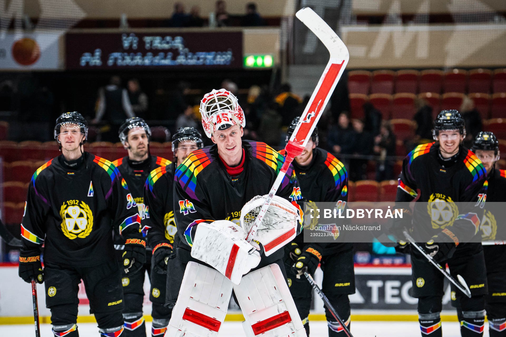 Brynäs målvakt Jussi Olkinuora jublar med lagkamrater