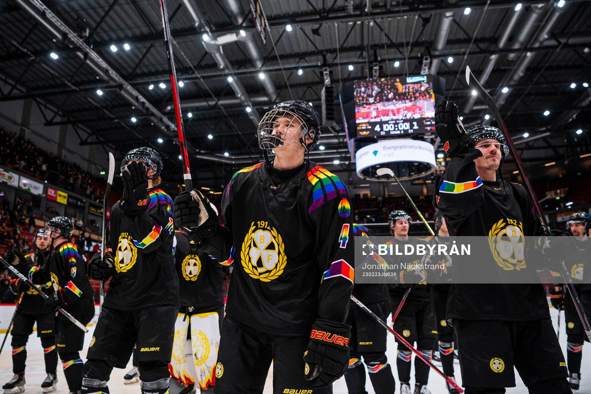Brynäs Theo Lindstein jublar med lagkamrater