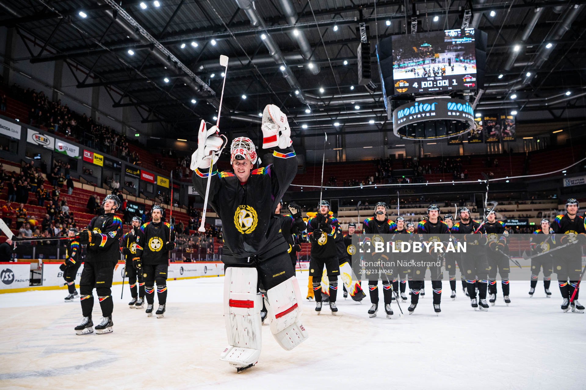 Brynäs målvakt Jussi Olkinuora jublar med lagkamrater