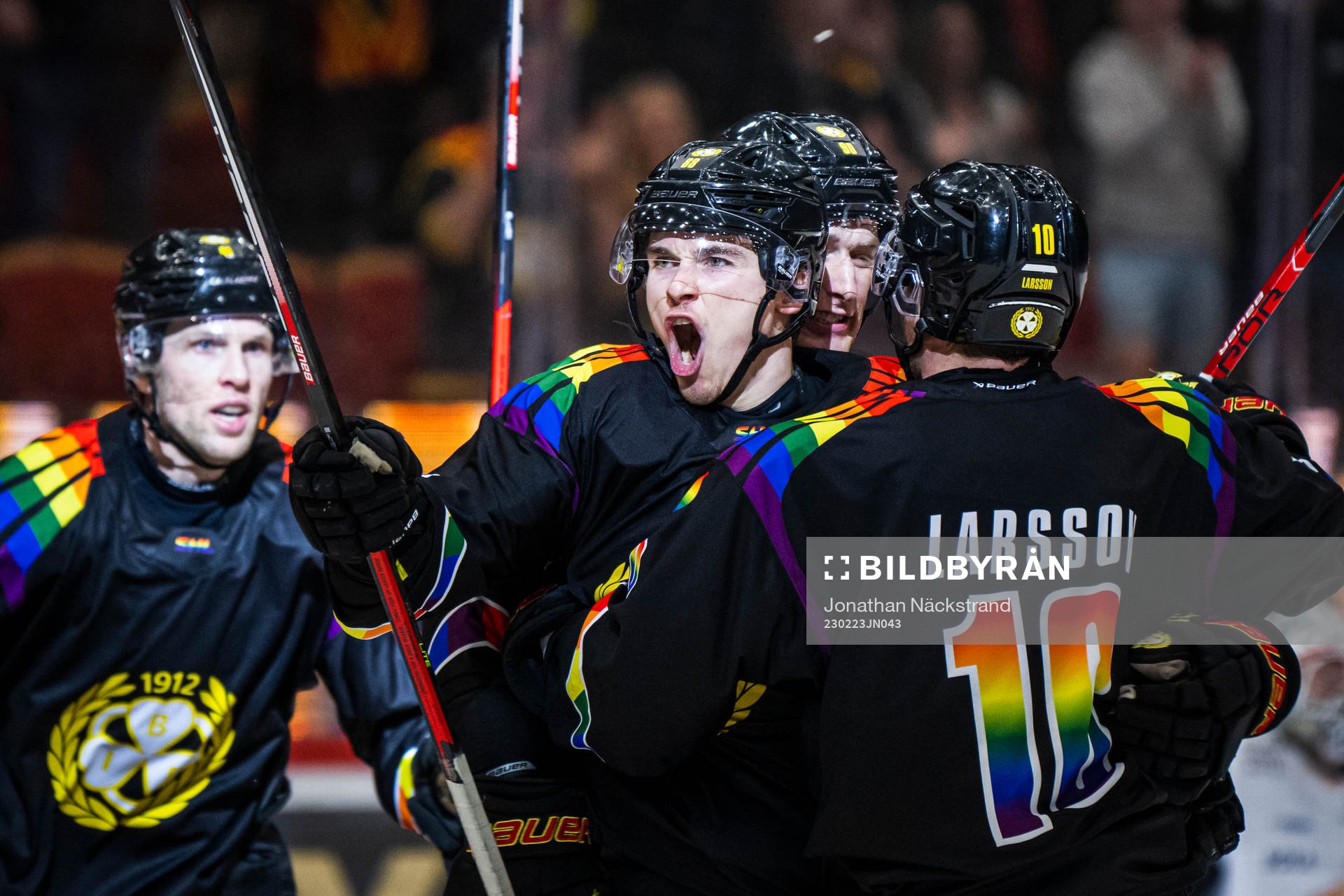 Brynäs Dmytro Timashov jublar med lagkamrater