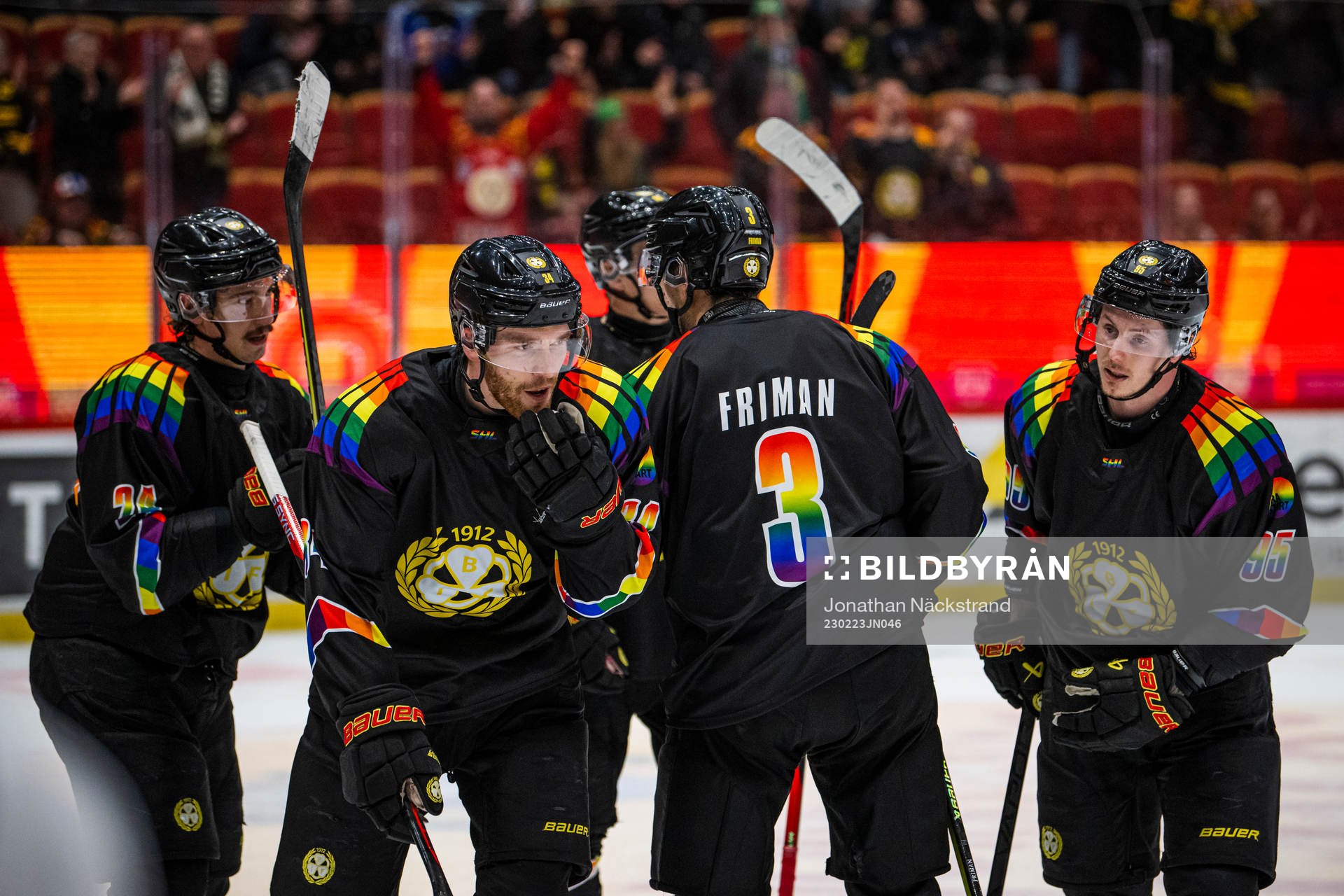 Brynäs Oscar Eklind jublar med lagkamrater