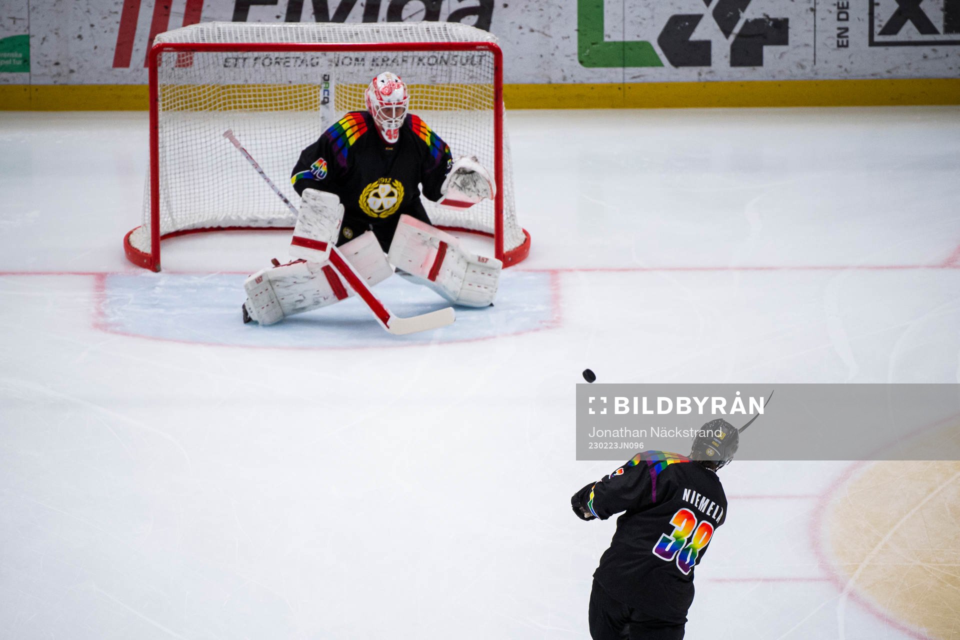 Brynäs Mikko Niemelä och målvakt Jussi Olkinuora