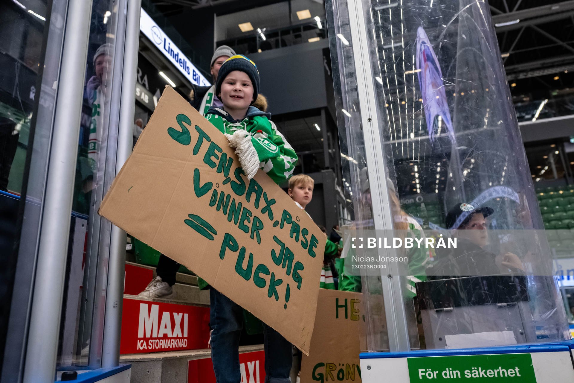 Supporter med en skylt med text ”Sten, Sax,Påse”