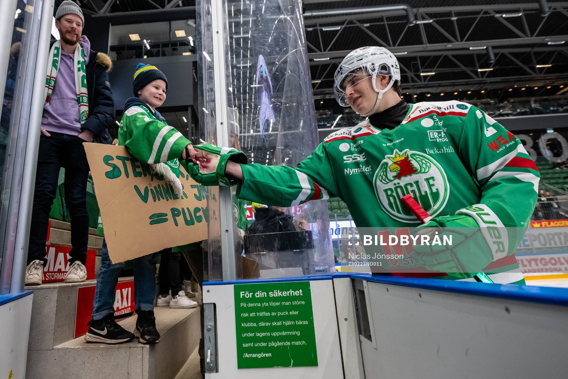 Rögles Marco Kasper ger supporter en puck