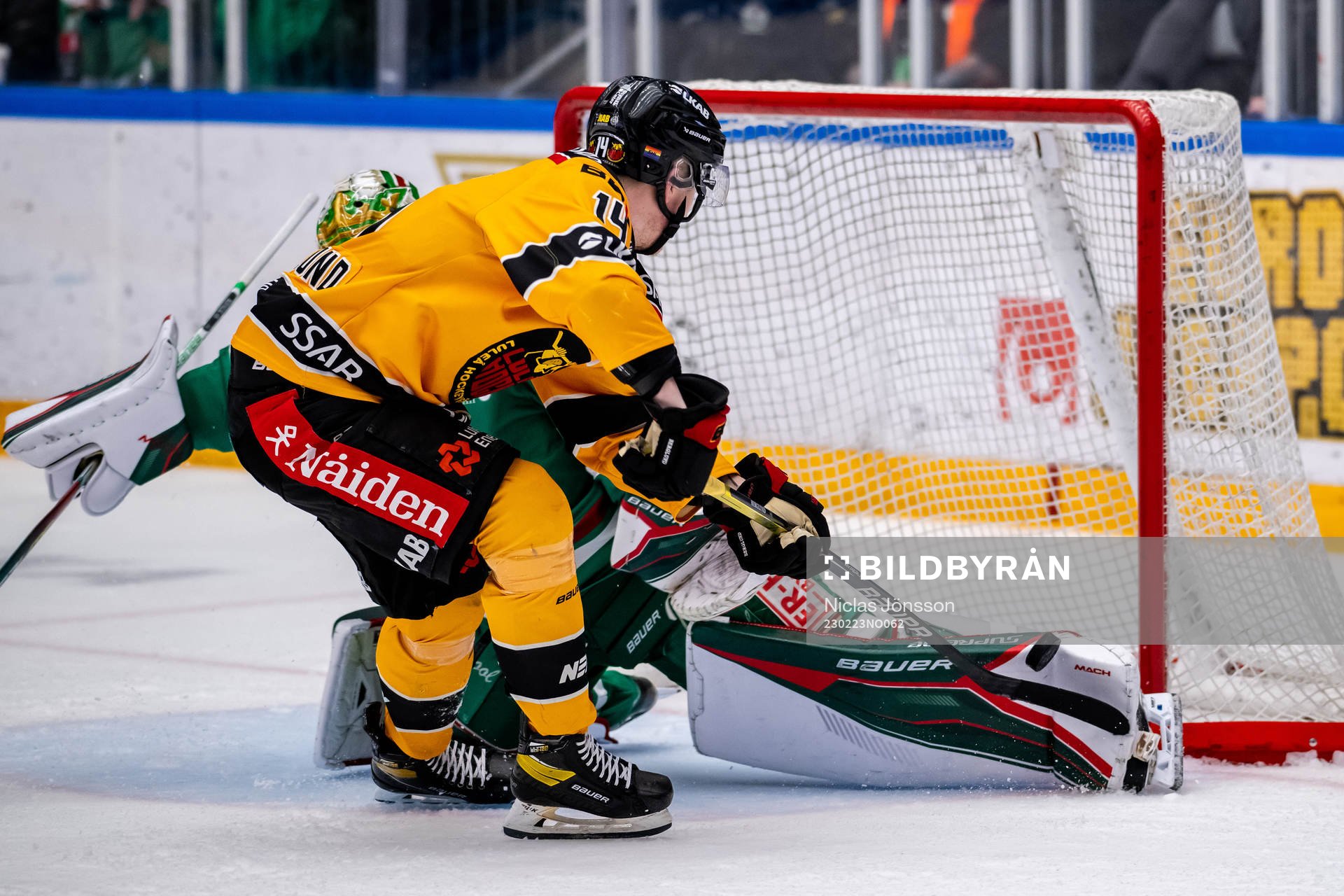 Rögles målvakt Christoffer Rifalk räddar Luleås Jonas