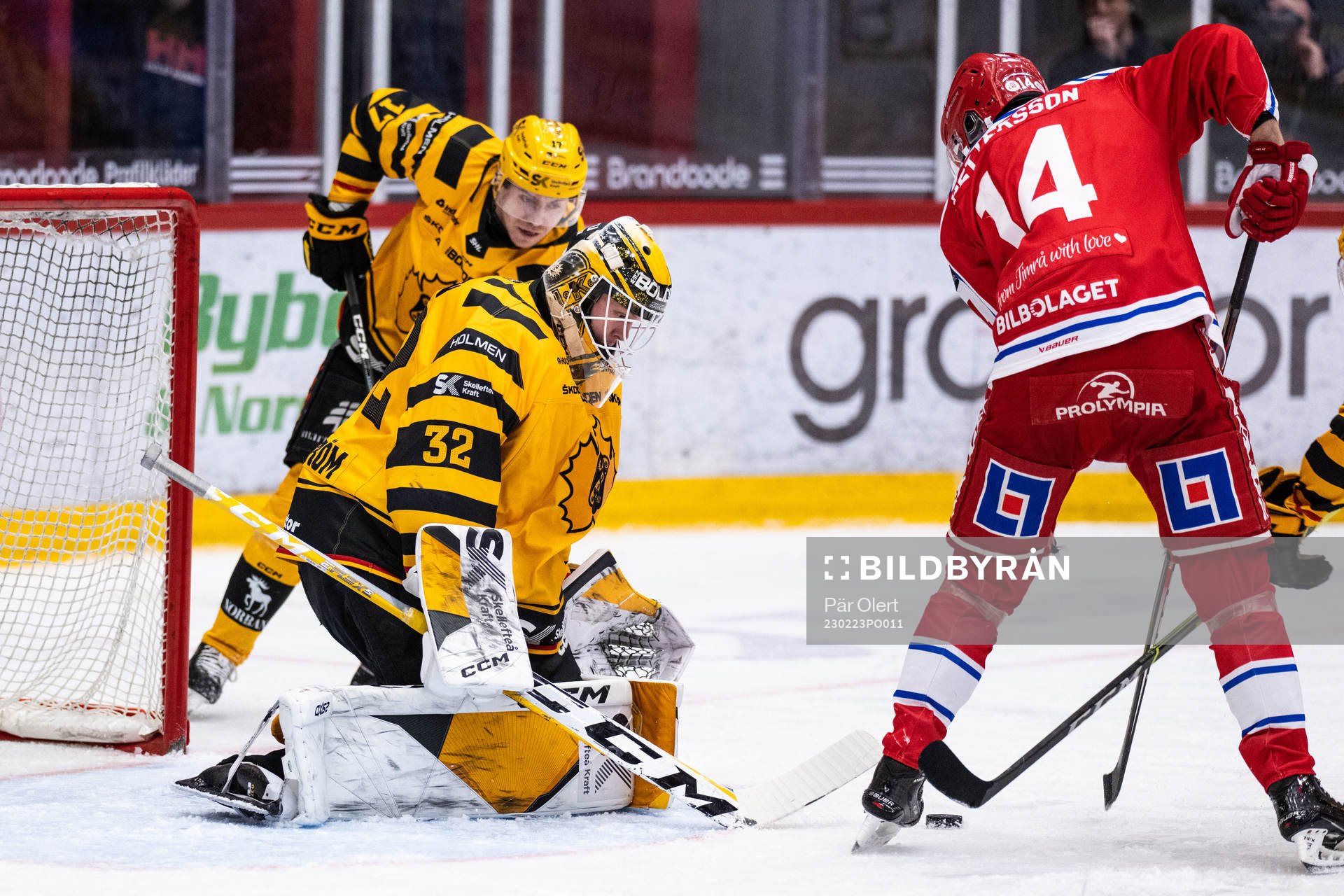 Timrås Emil Pettersson mot Skellefteås målvakt Linus