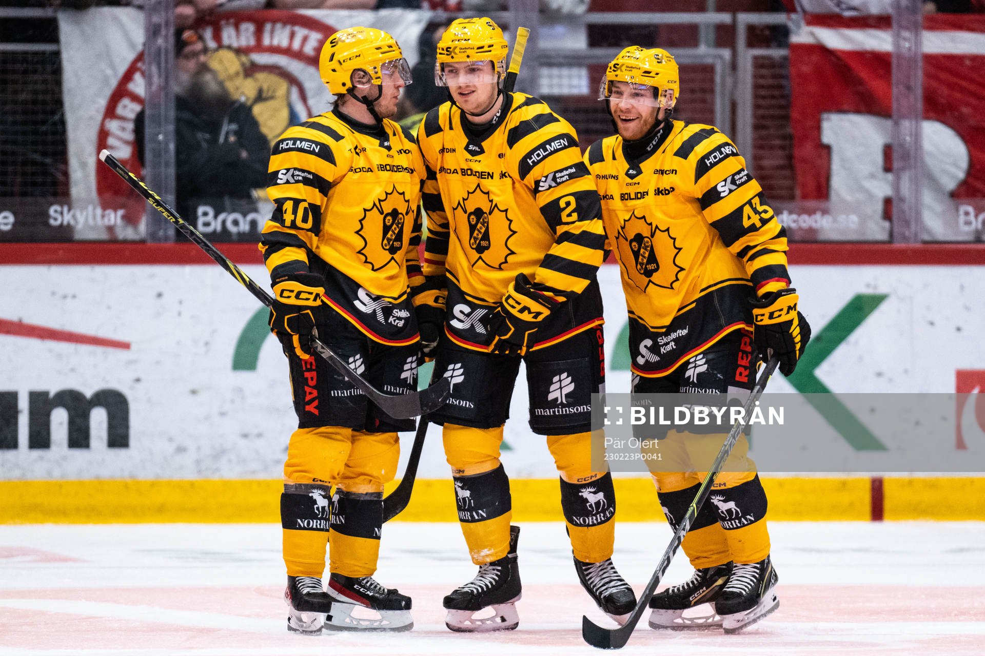 Skellefteås Andreas Wingerli jublar med Linus Högberg och