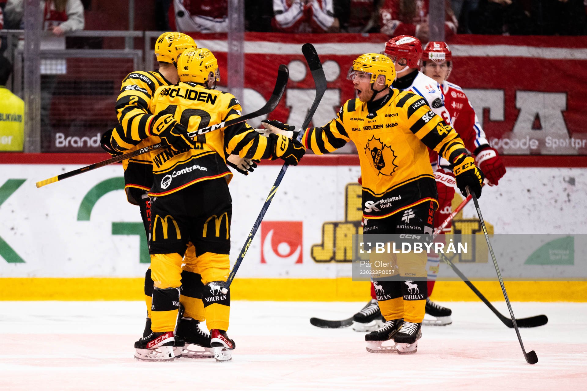 Skellefteås Andreas Wingerli och Oscar Möller jublar