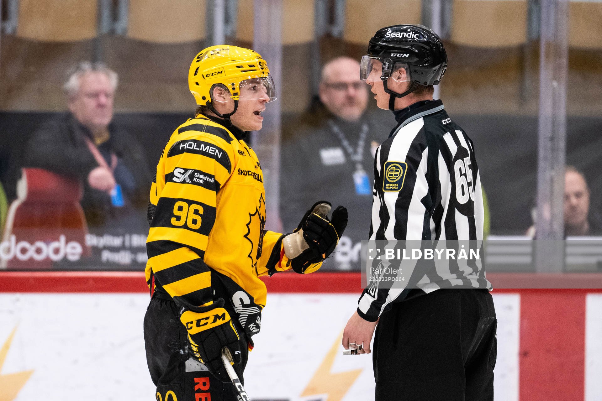 Skellefteås Rickard Hugg i diskussion med domaren