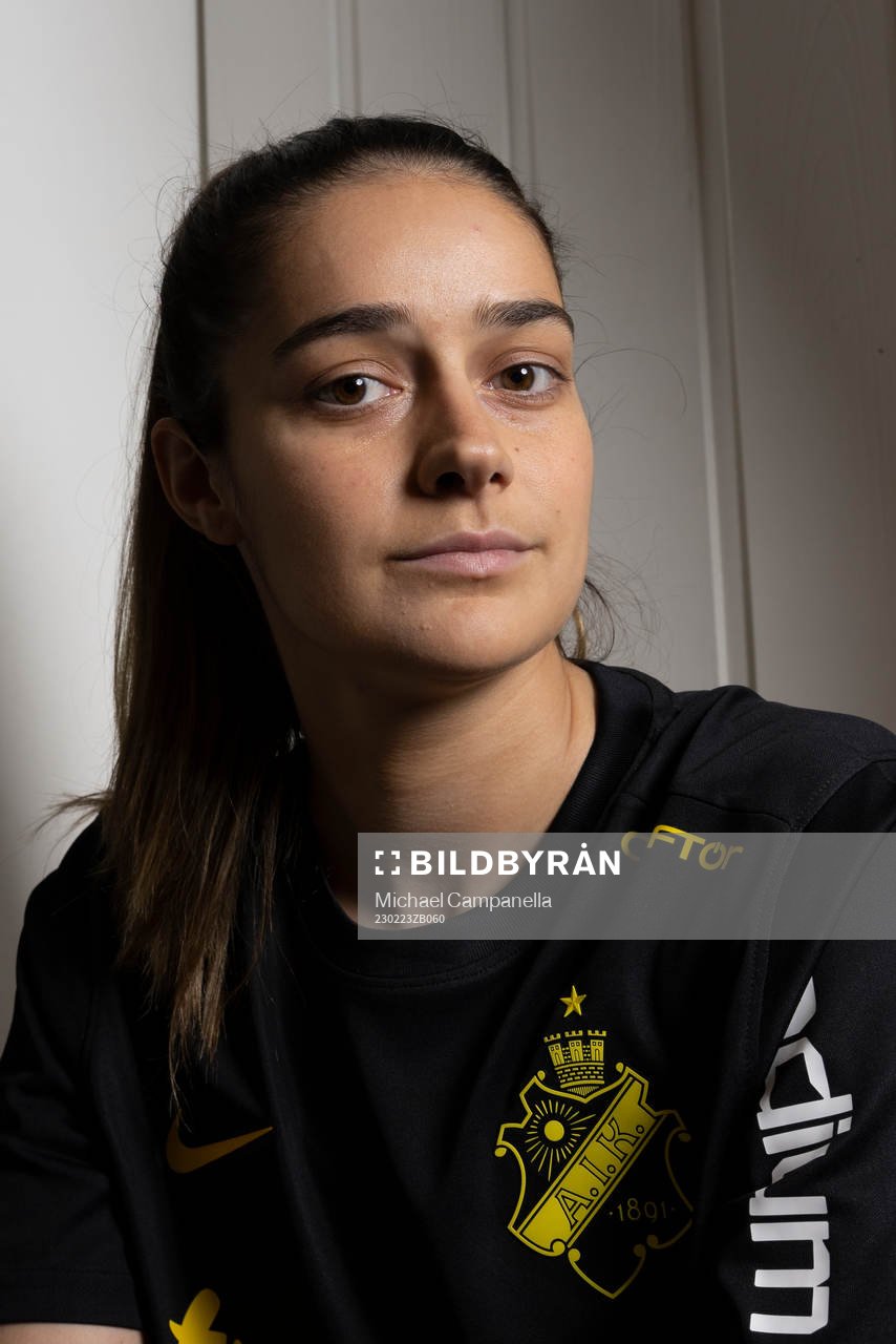 Daniella Famili poserar för porträtt i samband med att hon presenterats som nyförvärv av AIK den 23 februari 2023 i Stockholm. 