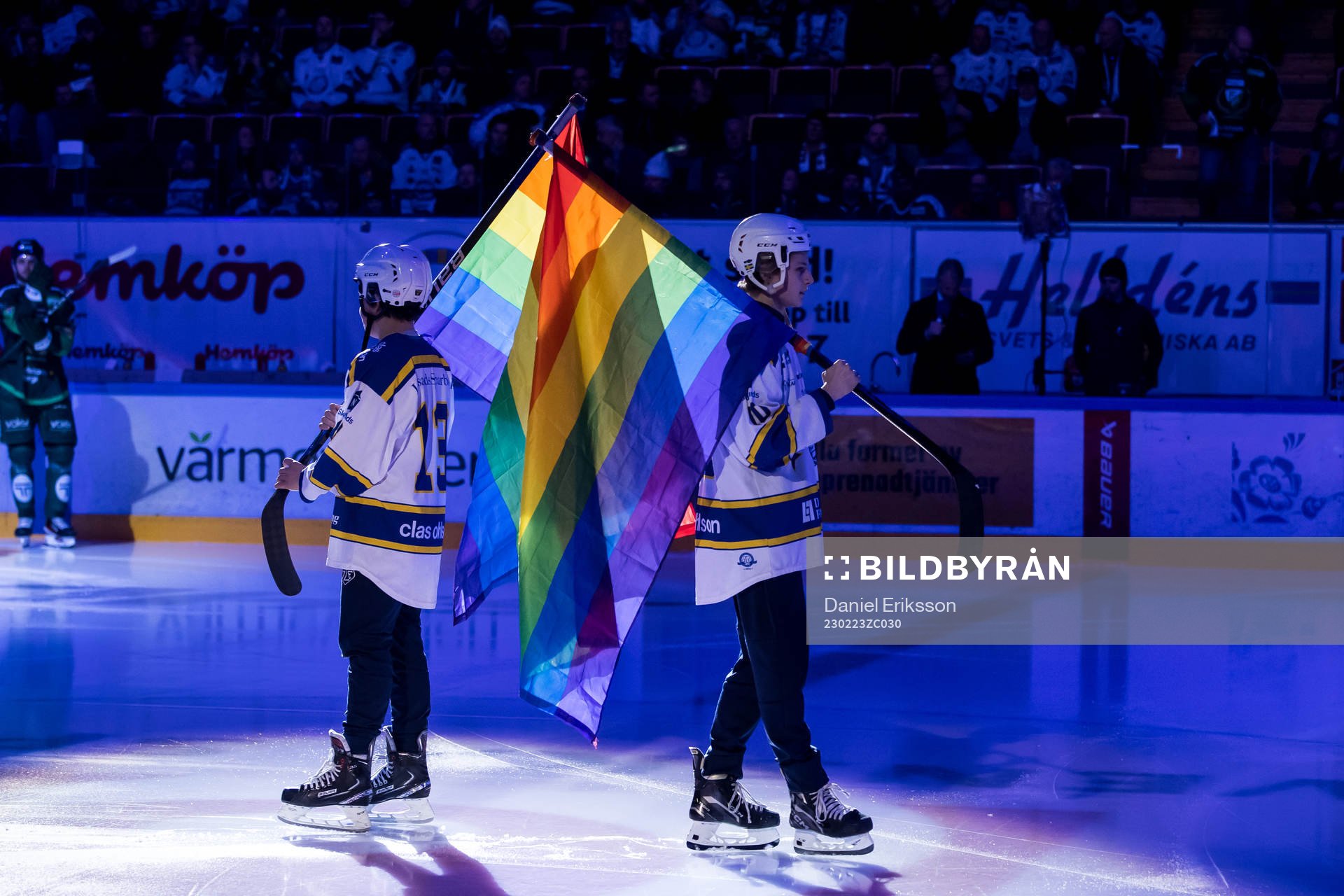 Fanbärare med pride flaggor