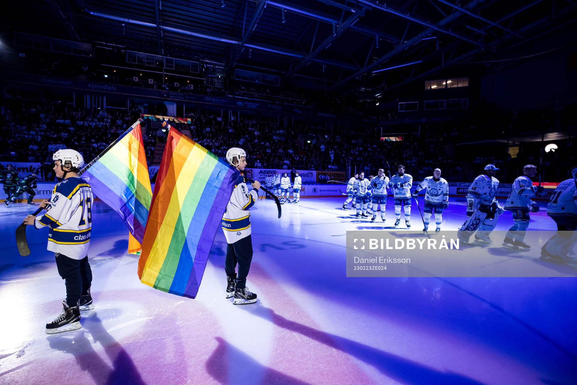 Fanbärare med pride flaggor
