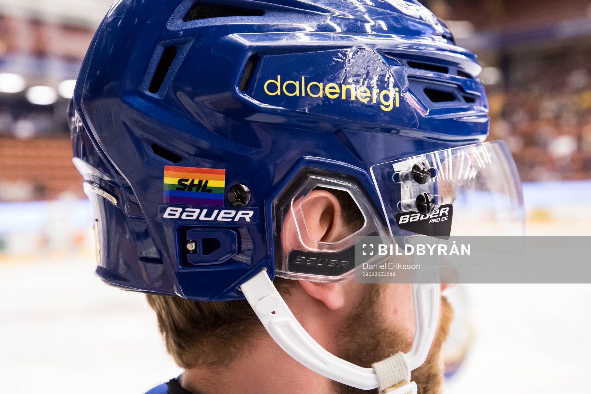 Pride flagga på hjälm