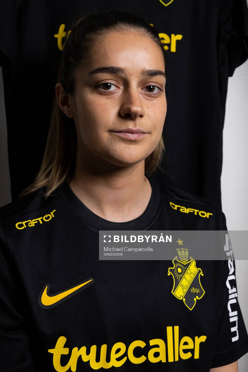 Daniella Famili