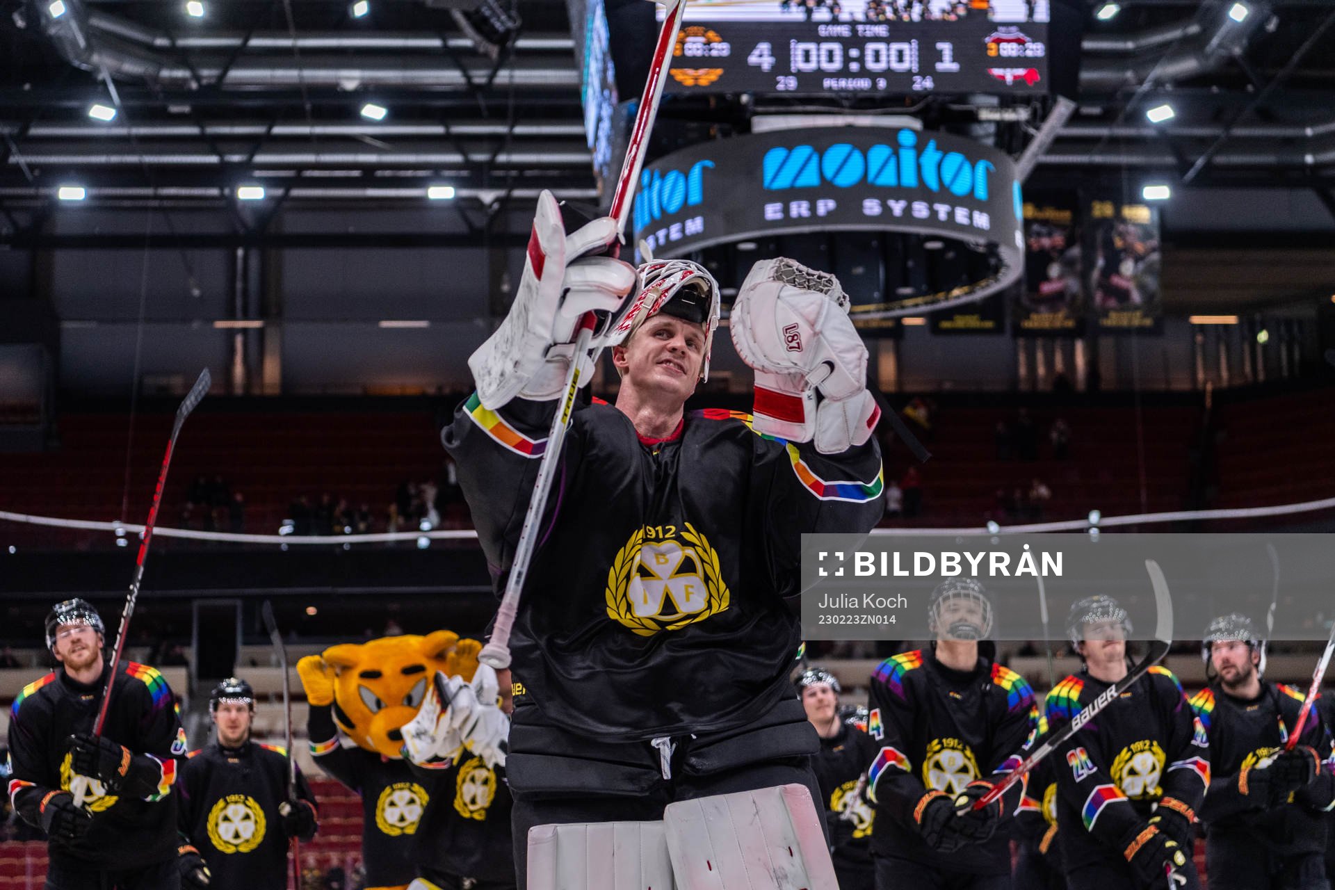 Brynäs Målvakt Jussi Olkinuora jublar med lagkamrater