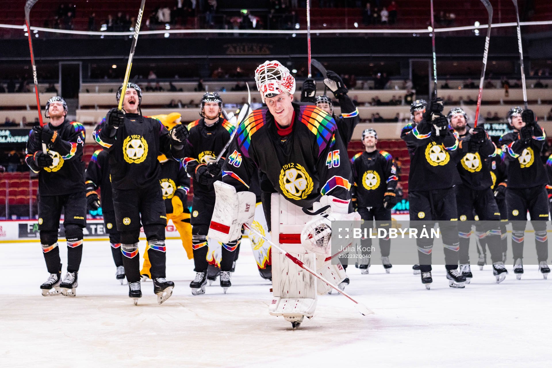 Brynäs Målvakt Jussi Olkinuora jublar med lagkamrater