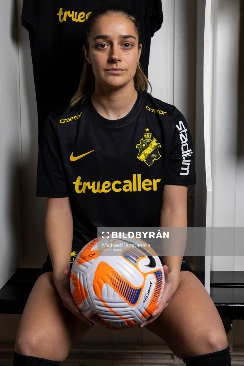 Daniella Famili
