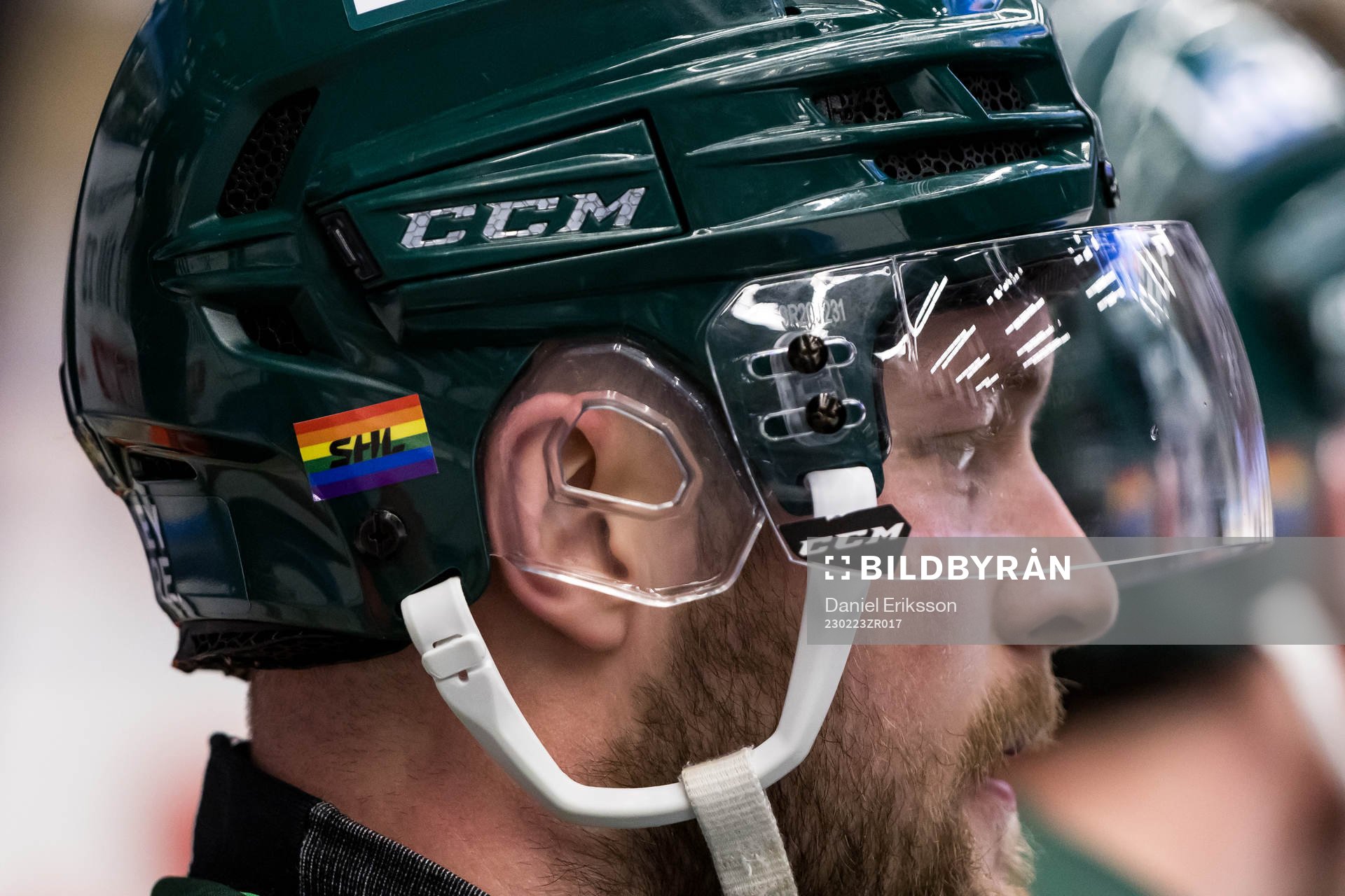 Pride flagga på hjälm