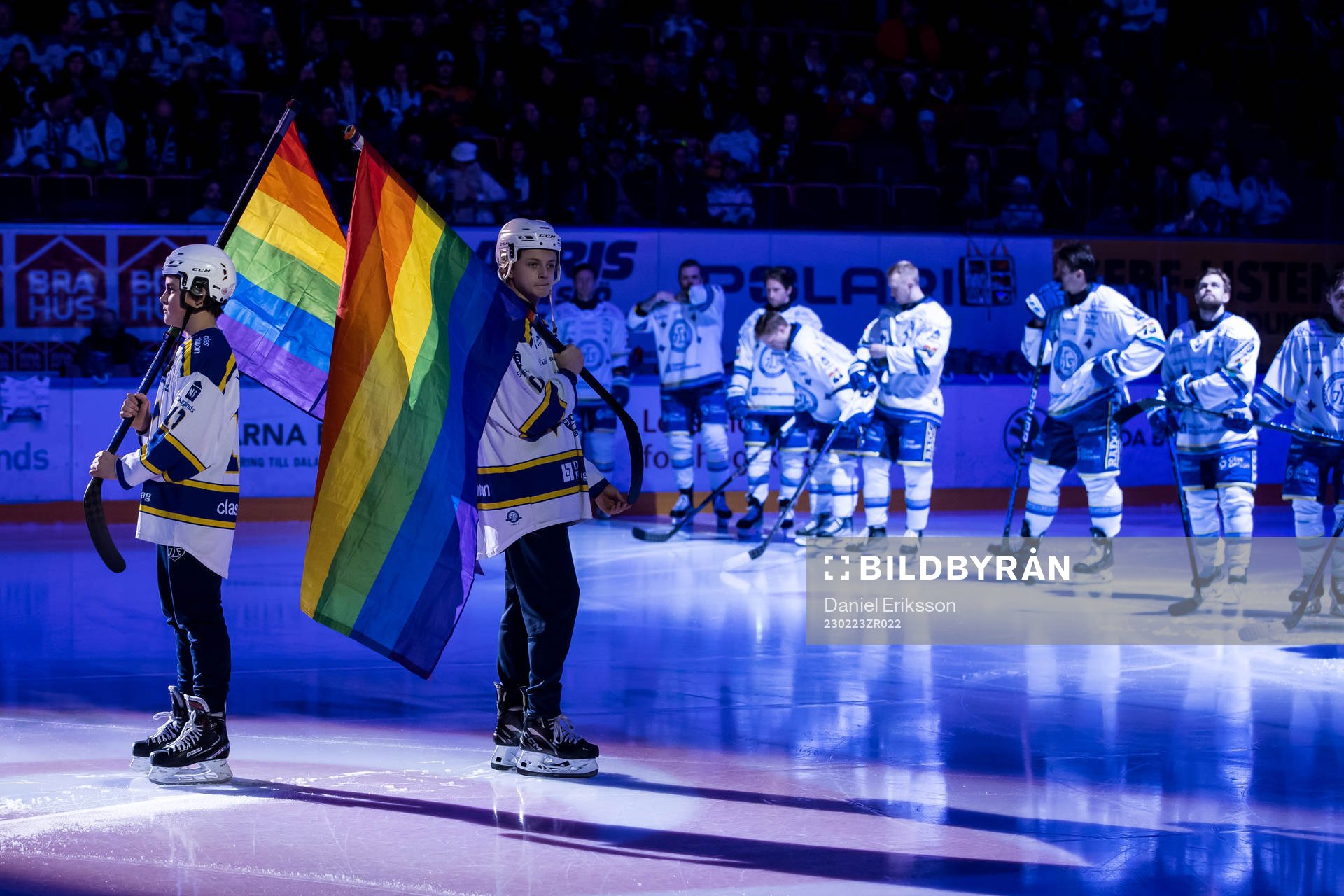 Fanbärare med pride flaggor