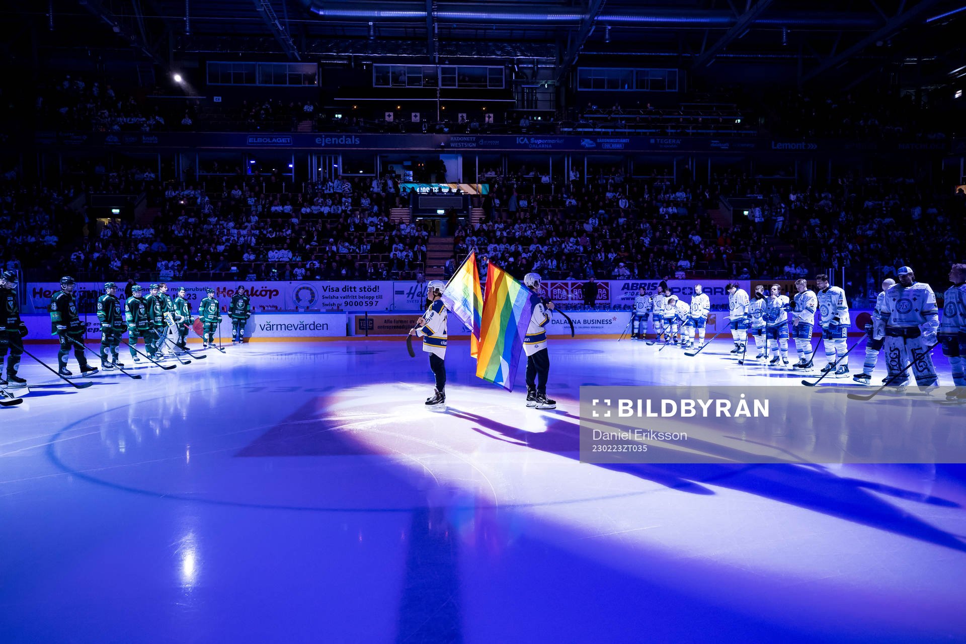 Fanbärare med pride flaggor